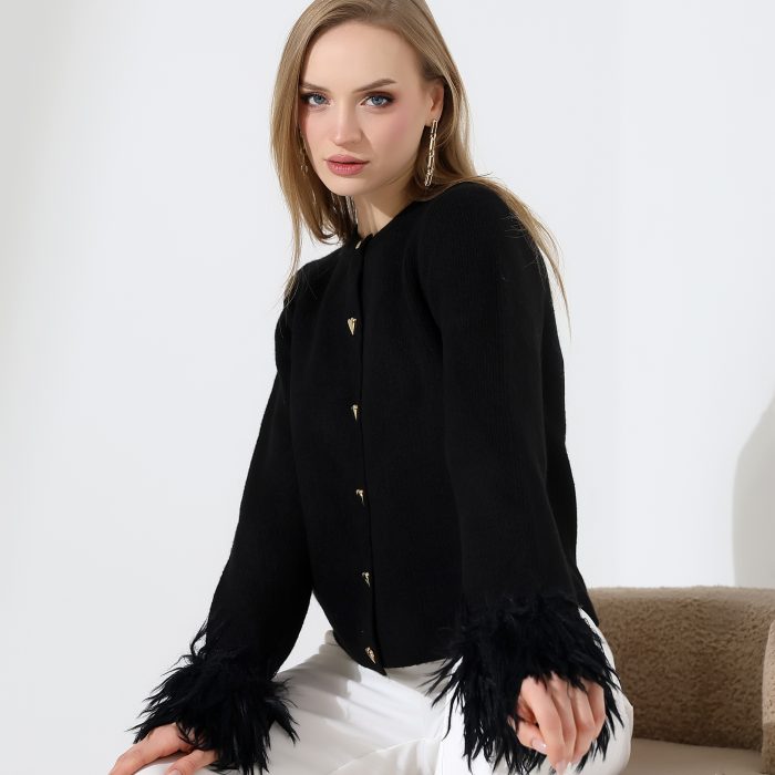 Moxsira Siyah Kalp Düğmeli Tüy Detaylı Hırka