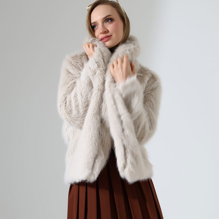 Yumuşak Dokulu Kürk Görünümlü Krem Kadın Ceket